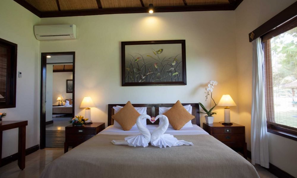 Deluxe Sea View room bed with swan towels